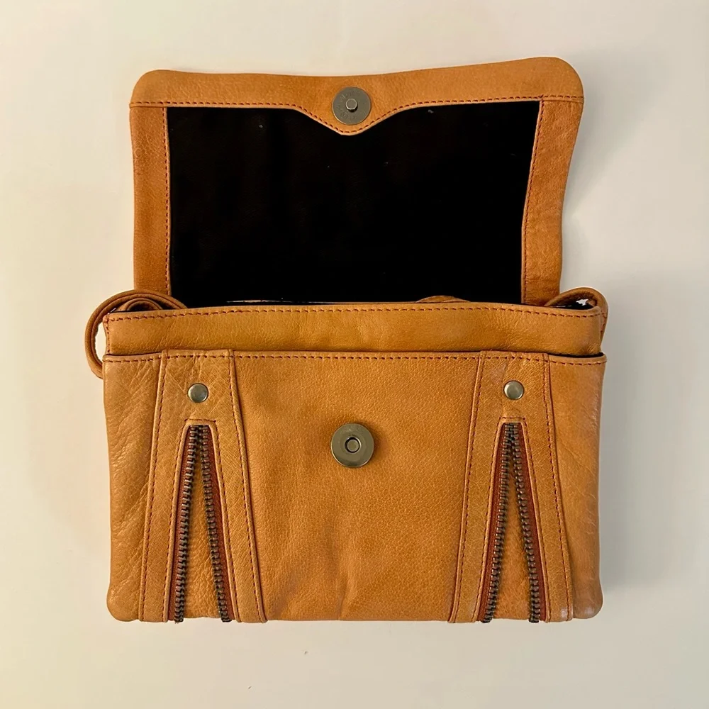 Day & Mood Tan Leather Cross Body Purse with Zipper Accents - Picture 3 of 8